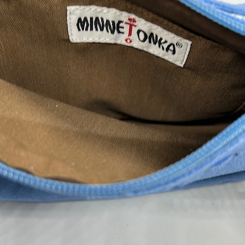 Minnetonka NWT Beautiful Light Blue Leather Crossbody Bag Purse 🌺🌺 - Picture 4 of 7